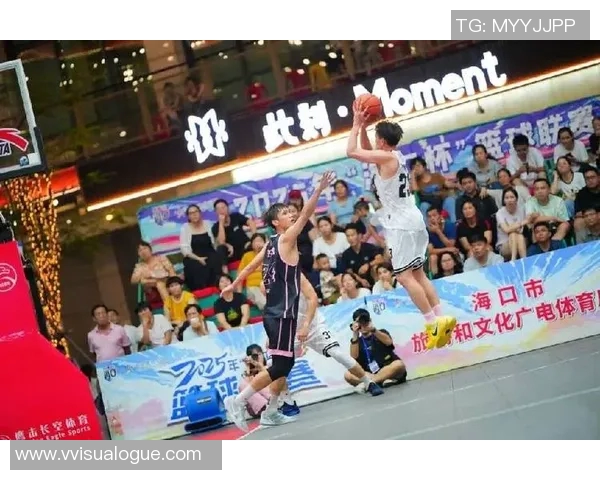 篮球球星挑战足球场 激烈对抗展现运动员跨界魅力